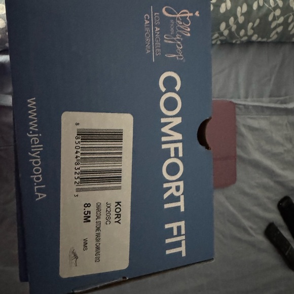 Stylish Gray Sneakers - Picture 4 of 5